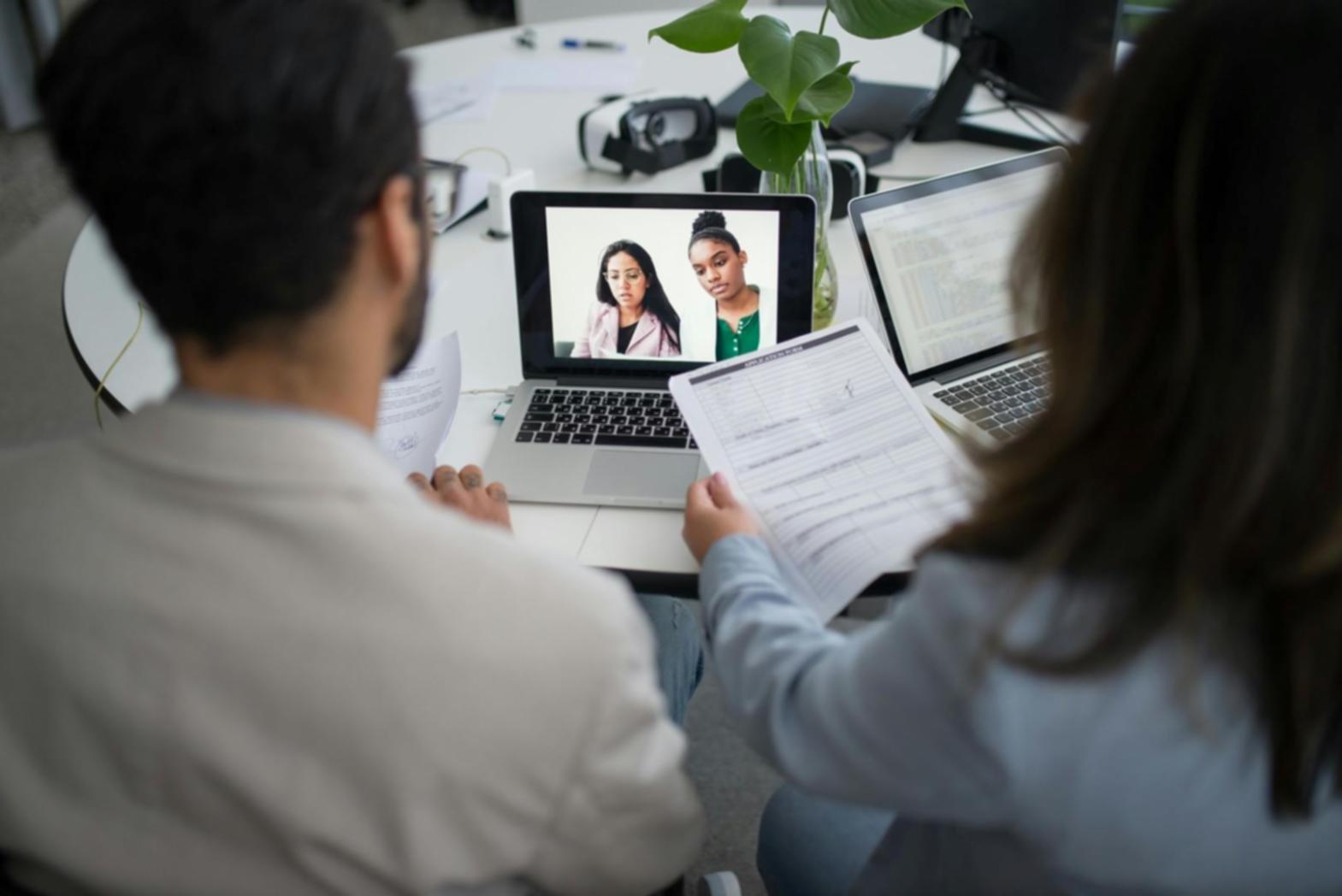 Interfaccia di analisi contrattuale digitale con documenti e grafici