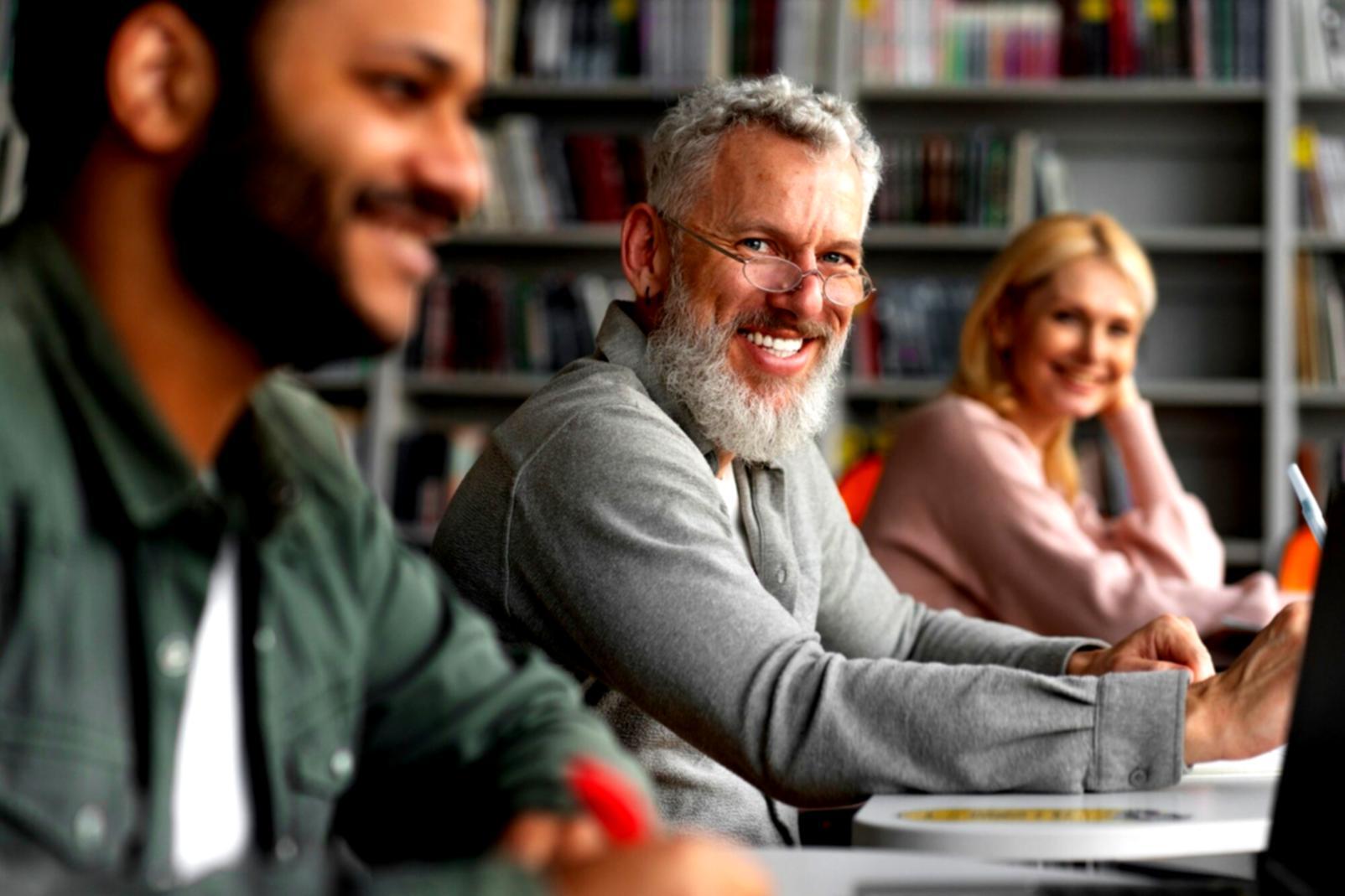 Aula di formazione zarnofiaros con studenti durante una lezione pratica di diritto contrattuale